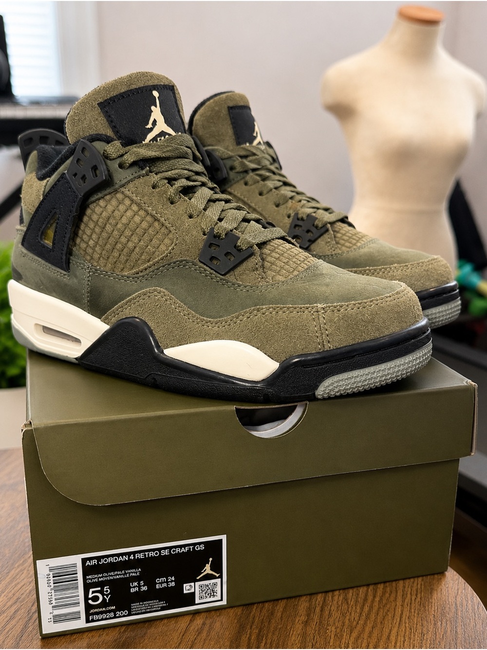 Air Jordan 4 Retro SE Craft GS Olive, Youth Boys Size 5.5, Worn Once, FB9928 200